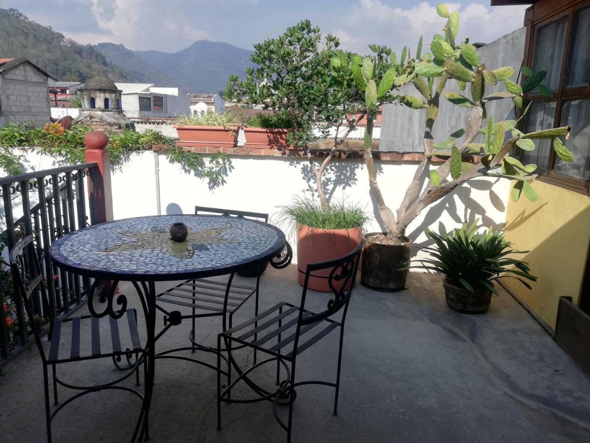 Yellow House Hostal
